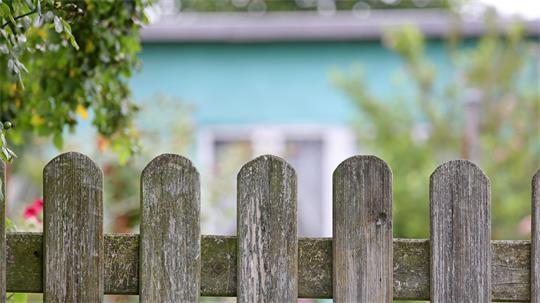 Am Gartenzaun kann ein falsches Wort schnell mal eine jahrelange Fehde auslösen.