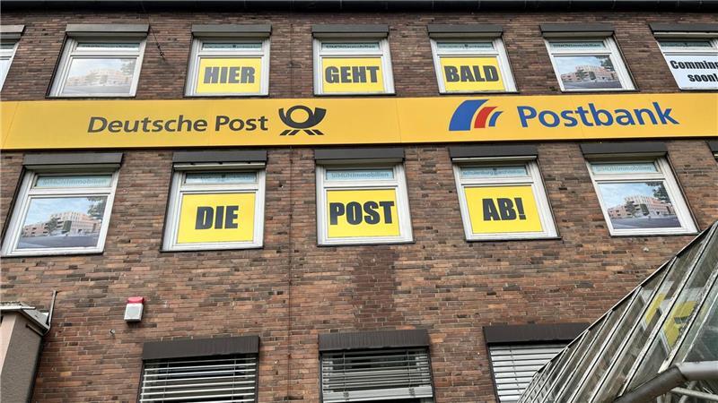 Am Gebäude in der Bahnhofstraße wird seit dem Wochenende für die Neugestaltung geworben.