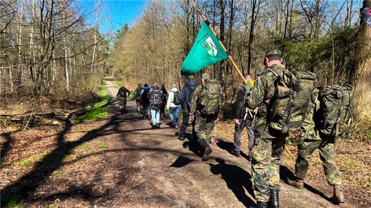 Am Gedenkmarsch 2023 nahmen 17 Menschen in Uniform und Zivil teil.