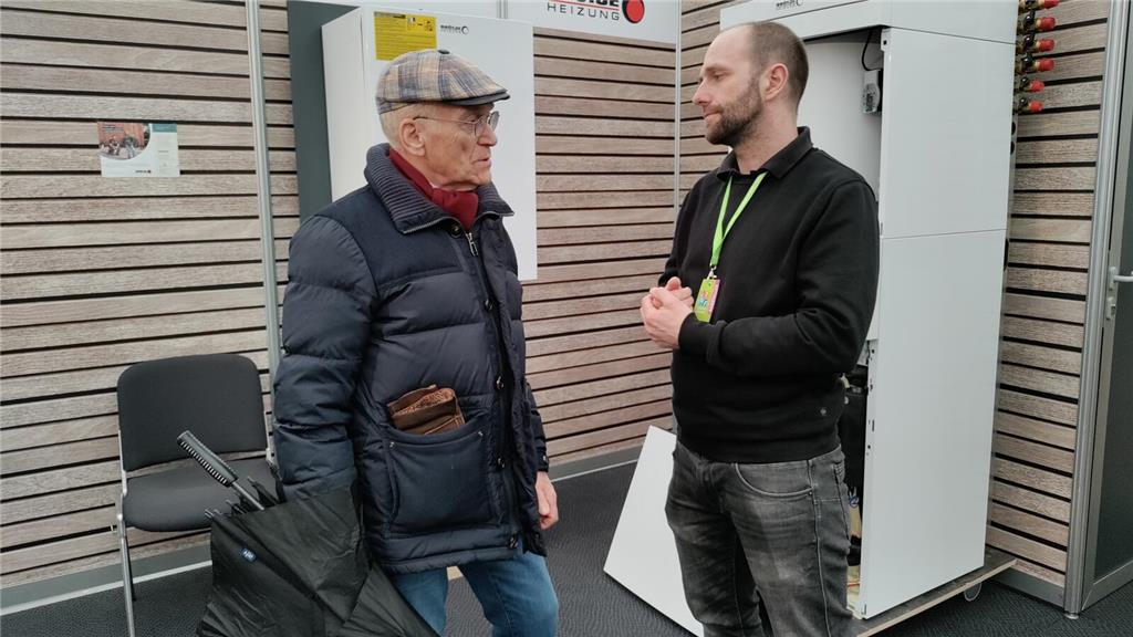 Am Gemeinschaftsstand in der Bau- und Wohnwelt im Zelt: Björn Scherer im Gespräc...