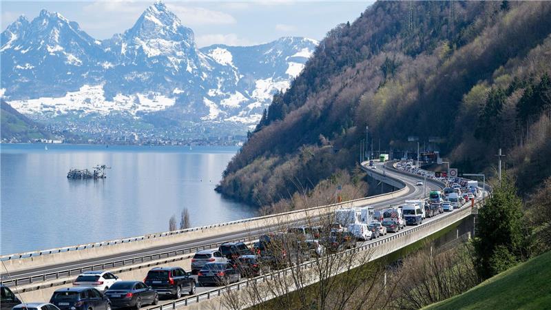 Am Gotthardtunnel ist zu Stoßzeiten stundenlange Geduld nötig. (Archivbild)