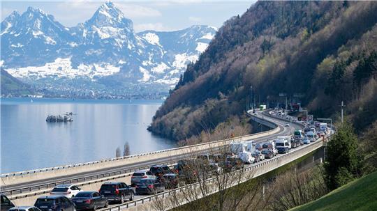 Am Gotthardtunnel ist zu Stoßzeiten stundenlange Geduld nötig. (Archivbild)