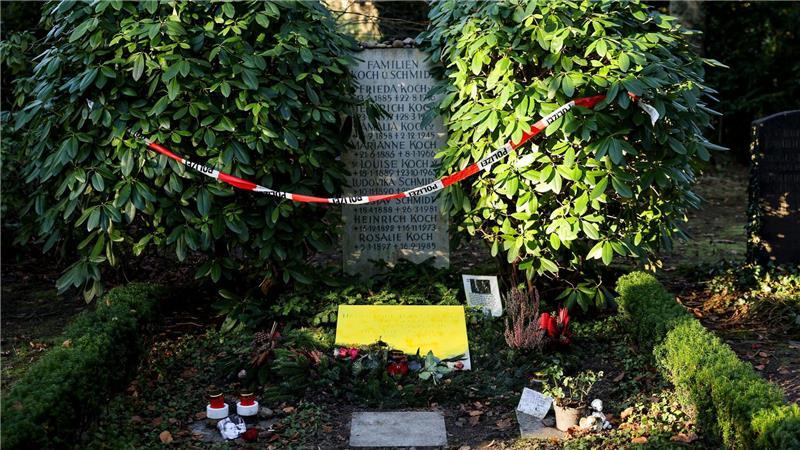 Am Grab hat die Polizei Absperrband gespannt.