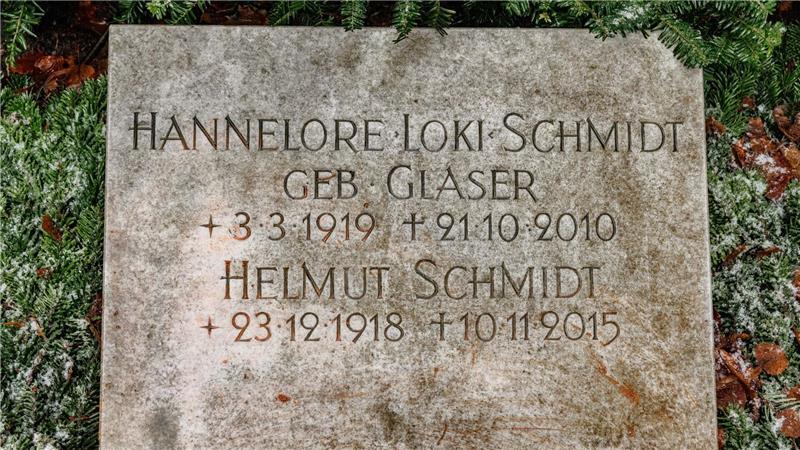 Am Grab von Helmut und Loki Schmidt ist die Grabplatte beschmiert worden. (Archivbild)