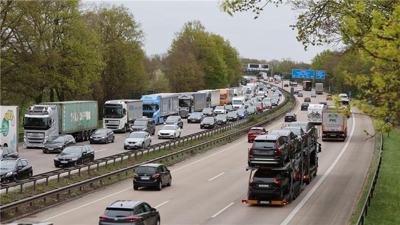 Am Gründonnerstag brauchen viele Autofahrerinnen und Autofahrer Geduld - auf einigen Autobahnen ist Stau. 