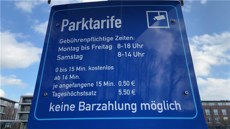 Ist nur Bares Wahres? Redakteurinnen unterwegs - mit und ohne Bargeld Am Hafenparkplatz in Stade ist keine Bargeldzahlung möglich.