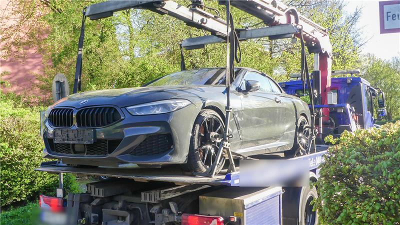 Am Haken: Zollfahnder stellten den BMW sicher, noch teurer war aber der Ford.