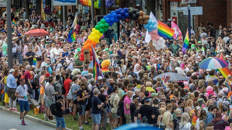 Am Hamburger Christopher Street Day nahmen am Samstag etwa 300.000 Menschen teil. (Archivbild)