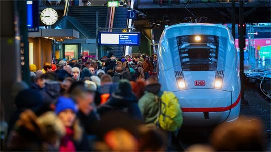 Am Hamburger Hauptbahnhof füllten sich die Bahnsteige im Nu. (Archivbild)