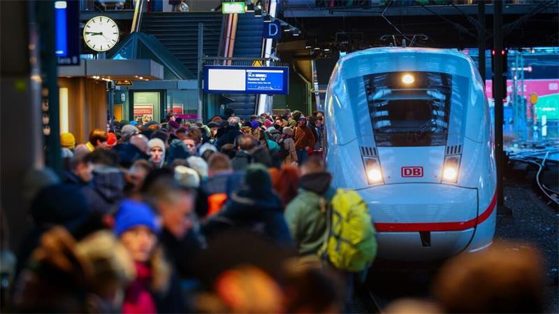 Am Hamburger Hauptbahnhof füllten sich die Bahnsteige im Nu.