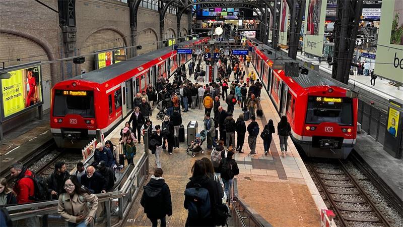 Tagelang chaotische Zustände: S-Bahn-Pendler stranden ohne Informationen Am Hamburger Hauptbahnhof gab es zeitweise keine Informationen zum Chaos auf der Strecke Neugraben-Stade.