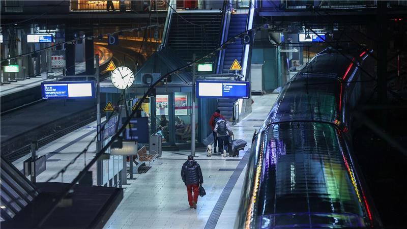 Am Hamburger Hauptbahnhof sind Passanten angeschrien worden. (Archivbild) 