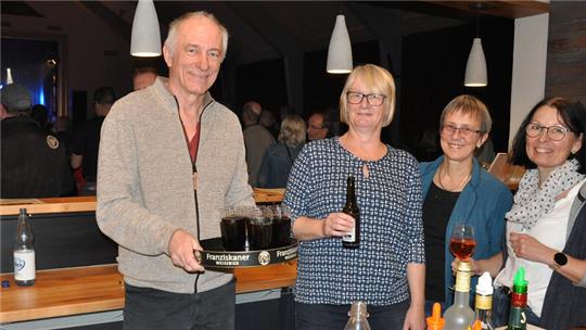 Am Haupt-Tresen: Bernd Baekler, Birgit Wilczinski, Monika Baekler und Birgit Deppe (von links) schenken Getränke an die Gäste aus.