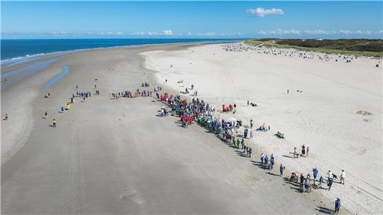 Am Hauptbadestrand der ostfriesischen Insel Spiekeroog treffen sich Hunderte Friesensportler für ein Turnier im Klootschießen (Aufnahme mit einer Drohne).