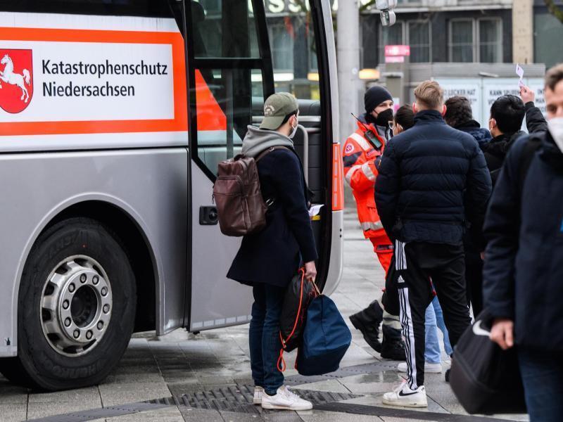 Am Hauptbahnhof Hannover werden Ersatzbusse für den zum Stillstand gekommenen Bahnverkehr bereitgestellt. Foto: Julian Stratenschulte/dpa