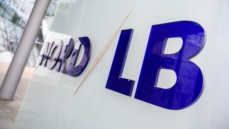 NordLB beendet Flugzeuggeschäft: Deutsche Bank greift zu Am Hauptsitz der Norddeutschen Landesbank NordLB steht das Logo der Bank.
