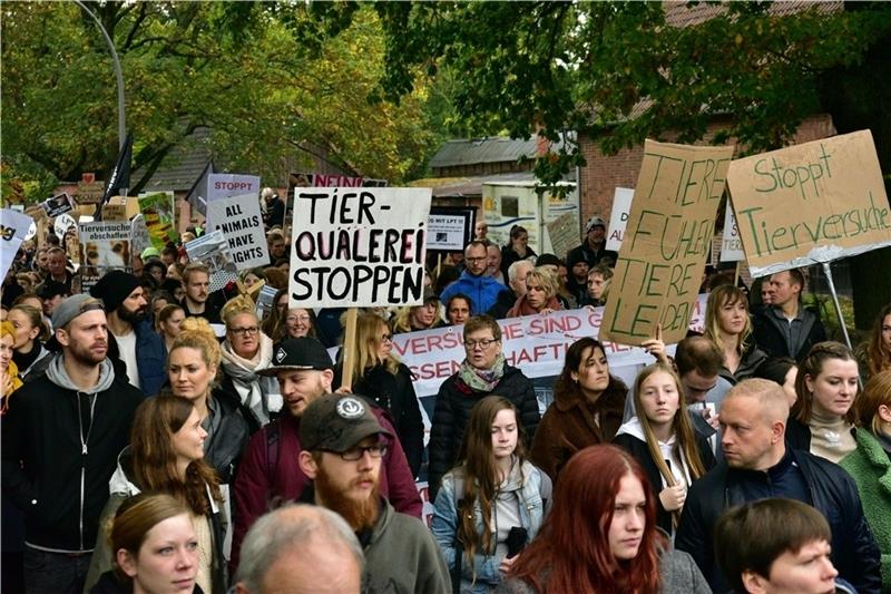 Am Hauptsitz des Tierversuchslabors LPT in Neugraben fand im Oktober die erste große Demo gegen das Labor und Tierversuche statt. Foto: Beneke