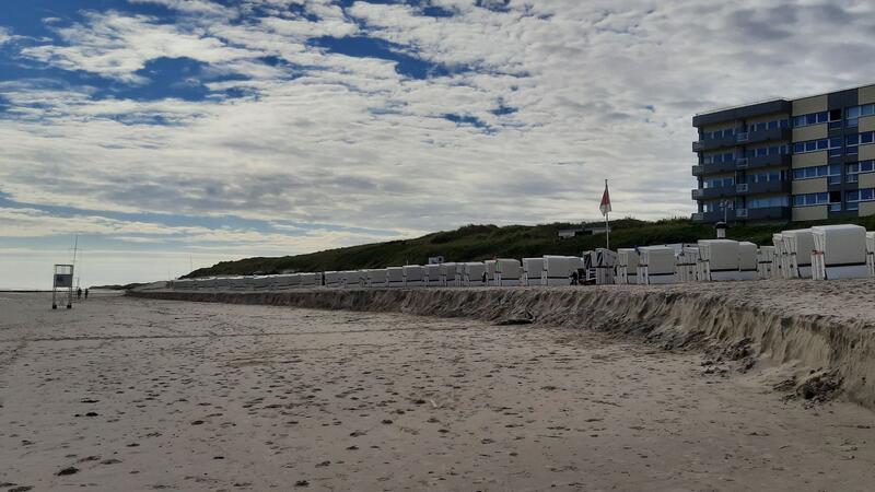 Am Hauptstrand wurde Sand bis zu den Strandkörben weggespült.