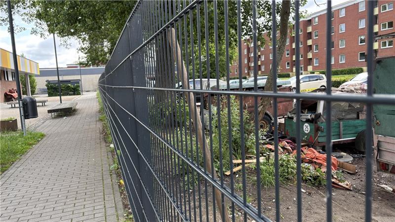 Ratten im Müll: Wie die Stadt Stade im Altländer Viertel aufräumt Am Haus der Begegnung hat die Stadt einen Zaun ziehen lassen, damit der Wildmüll vom benachbarten Privatgelände nicht mehr auf den Parkplatz geschoben werden kann.