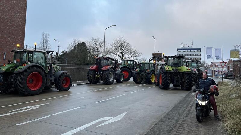 Am Havenhostel rollte gegen 9.15 Uhr noch weitere Unterstützung an. Foto: Grell