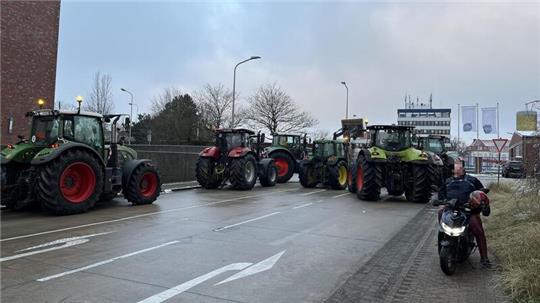 Am Havenhostel rollte gegen 9.15 Uhr noch weitere Unterstützung an. Foto: Grell