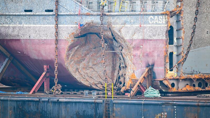 „Verity“ endlich vom Meeresgrund geborgen Am Heckteil ist deutlich erkennbar, wo das Schiff gerammt wurde. Durch das Loch in der Bordwand drang Wasser ein, der Frachter sank.