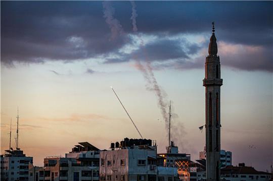 Am Himmel über Gaza-Stadt sind Raketen zu sehen, die in Richtung Israel fliegen.