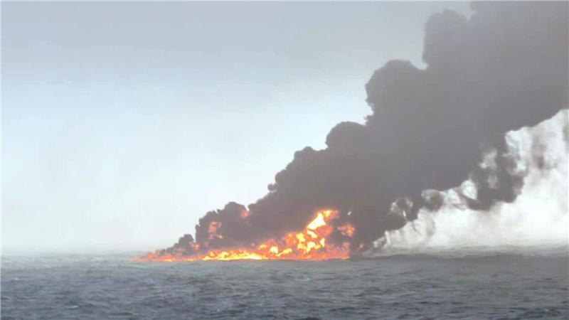 „Feuerball“: Tanker vor britischer Küste in Brand Am Himmel über der Unglücksstelle sind dichte Rauchschwaden zu sehen.