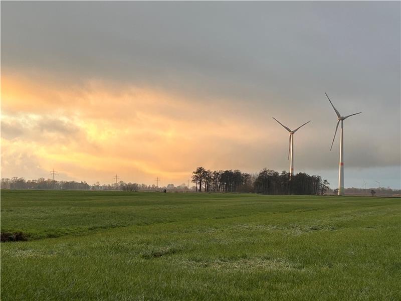 Am Himmel zeichnet sich ein Hoffnungsschimmer ab: Über Freiflächenphotovoltaik in der weitläufigen Kommune könnte Geld in die Engelschoffer Gemeindekasse gespült werden. Foto: Klempow