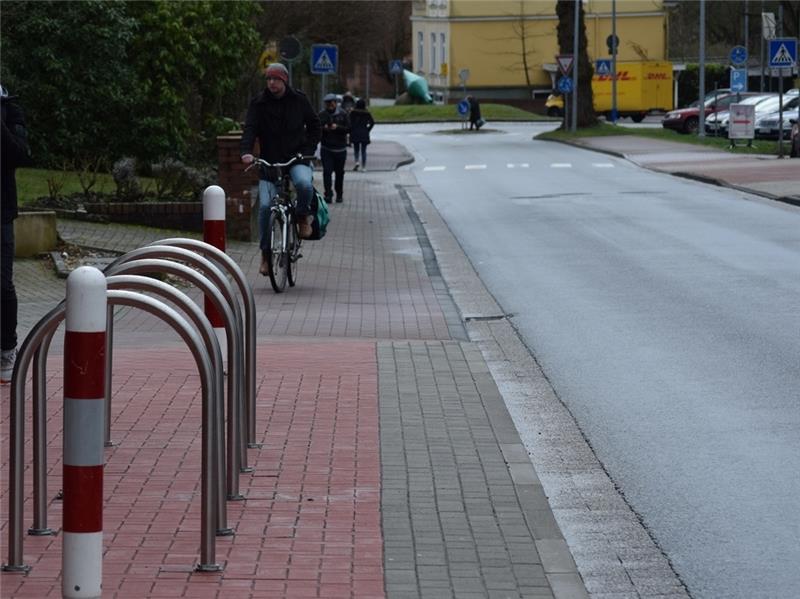 Am Hohenwedeler Weg müssen sich Radfahrer und Fußgänger enge Wege teilen. Foto: Strüning
