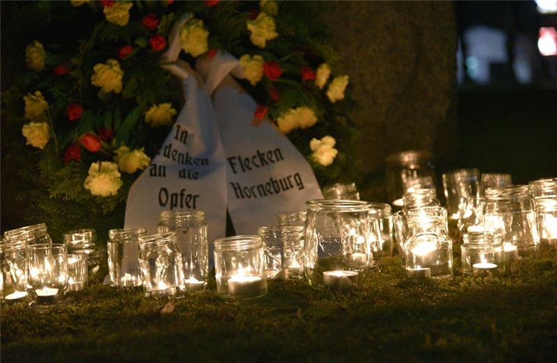 Am Holocaust-Gedenktag wurden am Gedenkstein in Horneburg, der an das KZ-Außenlager erinnert, ein Kranz niedergelegt und Kerzen aufgestellt. Foto: Meybohm/Archiv