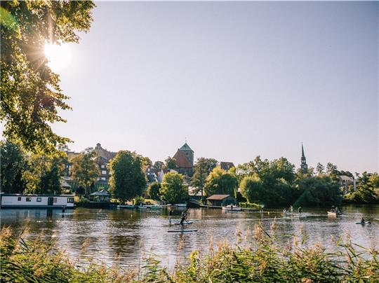 Am Holzhafen mit Blick auf St. Wilhadi und St. Cosmae herrscht reges Treiben auf dem Wasser. Von hier aus geht es gen Burggraben und Schwinge. Foto: Boldt