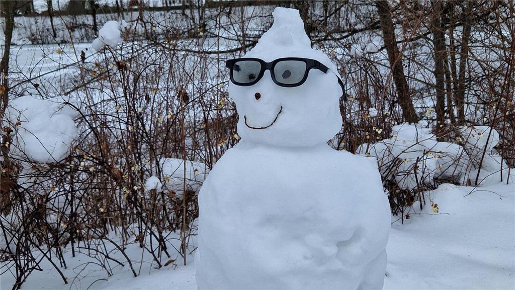Am Horstsee in Stade steht ein lässiger Schneemann und wacht über dem Geschehen.