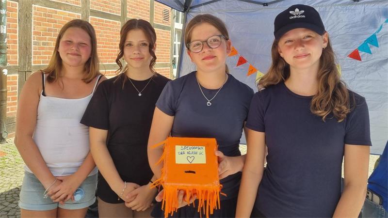 Mensaessen und sicherer Schulweg: Sechstklässler wollen mitbestimmen Am Informationsstand sammeln Pia, Amalia, Nadia und Annelie Geld, um ihren Klassenraum schöner zu gestalten.