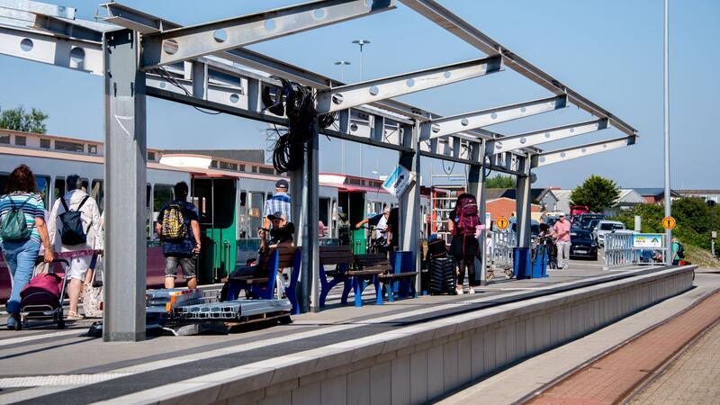 Bahnsteige der Borkumer Kleinbahn erhöht Am Inselhafen wurde zusätzlich auch ein neues Gleis gebaut, um Abläufe zu vereinfachen.