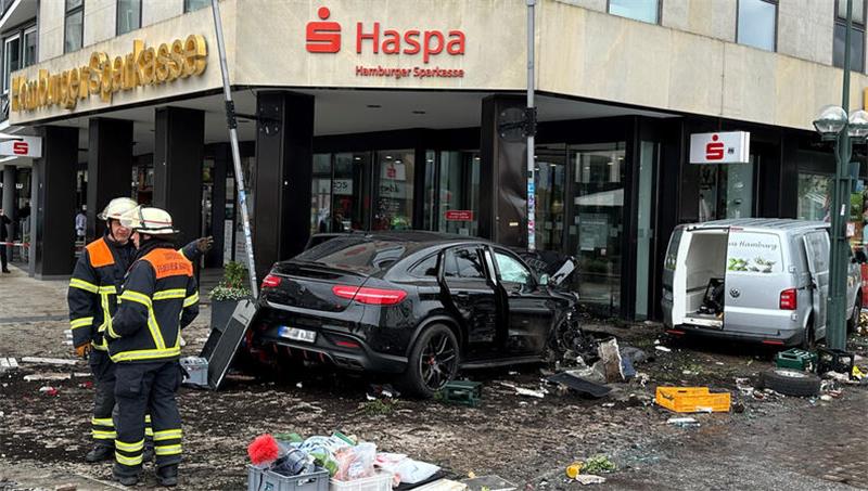 Auto rast in Menschengruppe am Jungfernstieg - ein Toter Am Jungfernstieg in der Hamburger Innenstadt ist ein Auto in eine Bankfiliale gefahren.