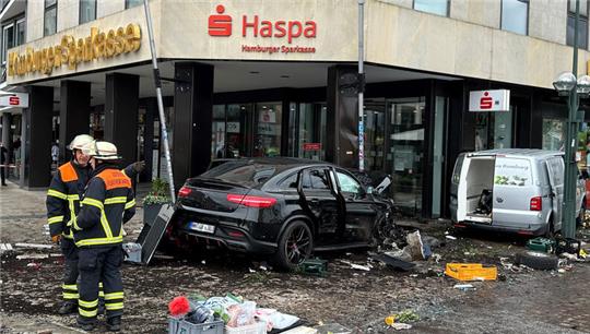 Am Jungfernstieg in der Hamburger Innenstadt ist ein Auto in eine Bankfiliale gefahren.