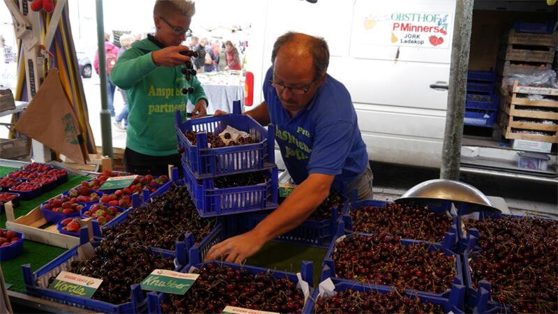 Am Kirschmarkt bieten regionale Obstbauern die begehrten Früchte kistenweise an.