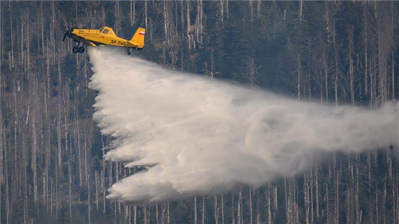 Waldbrand bei Schierke im Harz gelöscht Am Kleinen Winterberg nahe Schierke wird ein Waldbrand auch aus der Luft bekämpft. (Archivbild)