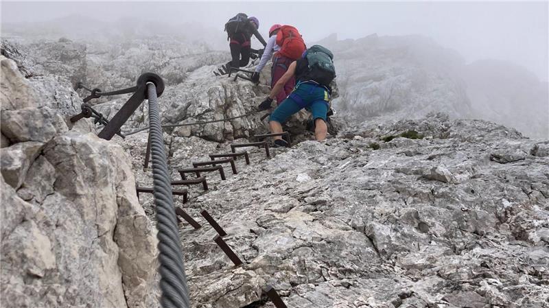 Leichtsinn am Berg: Mit dem Kleiderbügel im Steig Am Klettersteig gehören festes Schuhwerk, Helm, Gurt und Klettersteigset zur Ausrüstung.