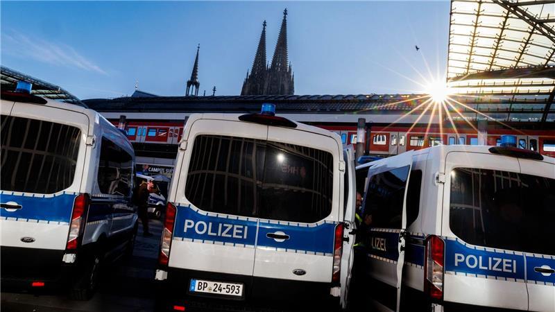 Massenschlägerei: Fans von Schalke und Dortmund prügeln sich Am Kölner Bahnhof prügelten sich zahlreiche Fans von Schalke und Dortmund. (Archivbild)