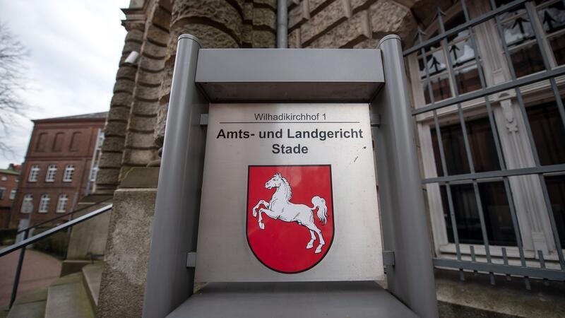 Geldübergabe an falsche Polizistin: 92-Jähriger zückt Samurai-Schwert Am Landgericht Stade hat am Montag ein Prozess gegen eine 33-Jährige begonnen.