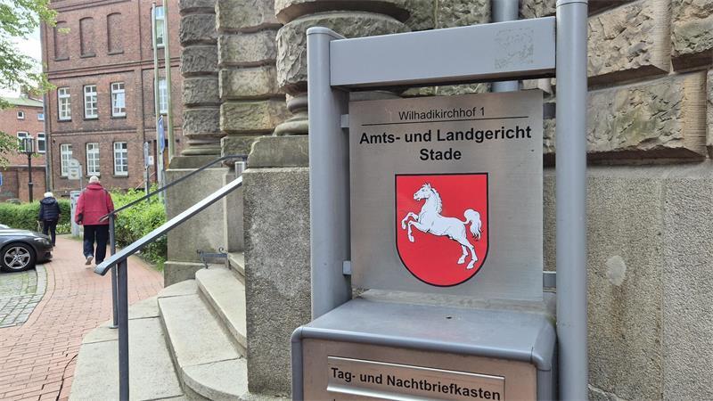 Am Landgericht Stade hat ein Betrugsprozess gegen zwei Frauen begonnen, die gewerbsmäßig Pedelecs ergaunert haben sollen.