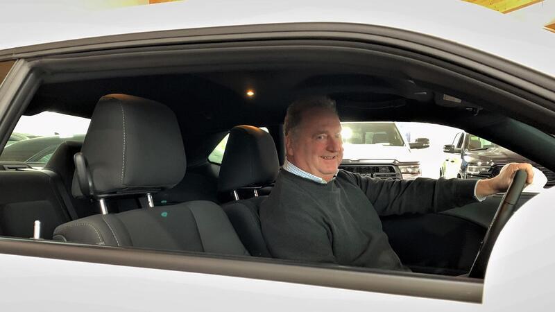 Am Lenkrad eines US-Autos fühlt sich Frank Sauer besonders wohl.