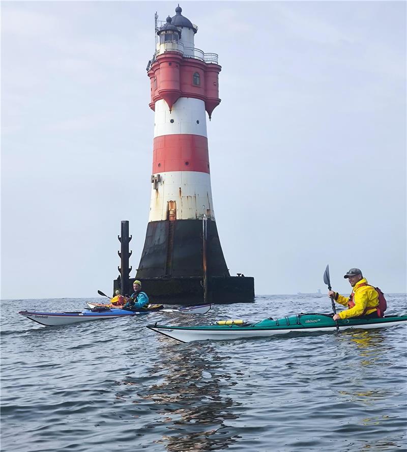 Mit dem Kajak raus aufs Meer: die Nordenhamer Seekajak-Paddler Am Leuchtturm Roter Sand.