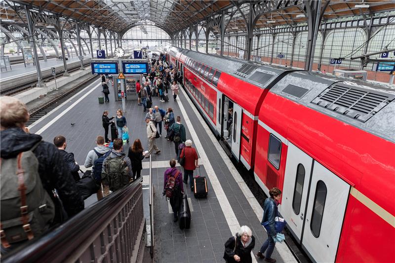 Am Lübecker Bahnhof hält ein Zug am Bahnsteig. Die Strecke zwischen Lübeck und Hamburg soll saniert werden. Foto: Markus Scholz/dpa