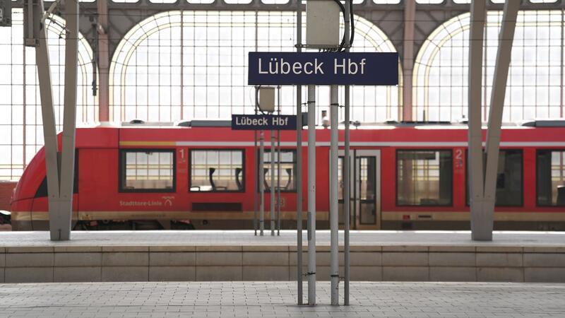 Am Lübecker Hauptbahnhof hat ein Mann eine Notfalltasche für Kinder aus einem Rettungswagen gestohlen.