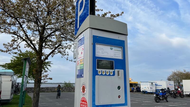 Parken auf der Ferieninsel Krautsand wird teurer: Wer draufzahlen muss Am Lühe-Anleger (Foto) und in der Stadt Stade gibt es das Handyparken bereits. Demnächst auch auf Krautsand.