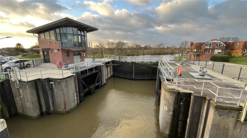 Am Lühe-Sperrwerk staut sich das Wasser.