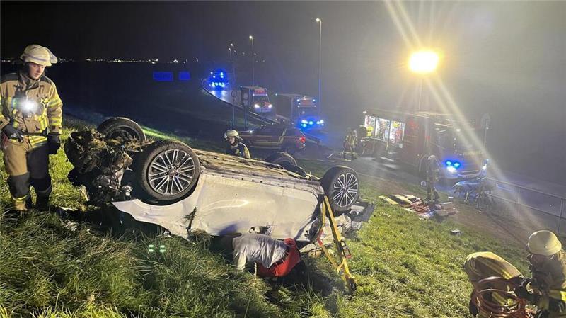 Sturz-Unglück auf Reiterhof - Schwere Rückenverletzung Am Luneort in Bremerhaven überschlug sich am Sonnabendmorgen ein Auto und landete auf dem Deich.
